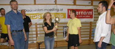 Obmann Ernst Liska überreichte den B-Pokal der Mannschaft Schrack firmcup09_6